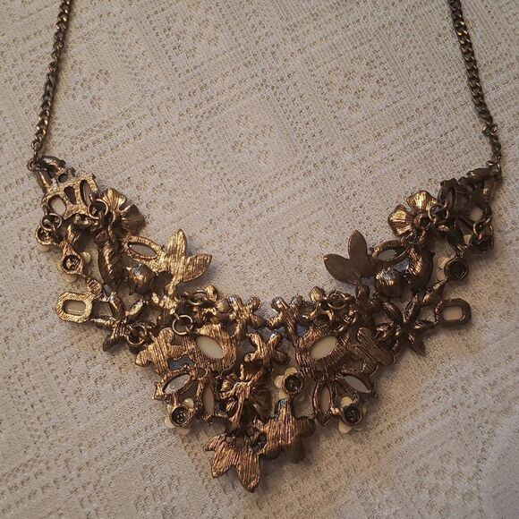 Gorgeous Vintage Floral Statement Necklace - Unsigned - Picture 7 of 7